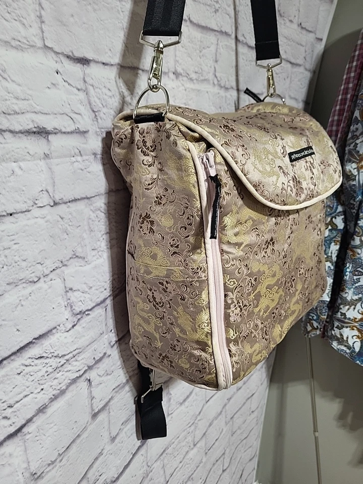 Mochila cuadrada con fondo de pepinillo Petunia convertible bolsa de pañales de lujo dragón satinado Foto 2 de 4