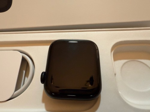 Apple Watch Series SE 2e génération GPS 40 mm minuit A2722 32 Go S/M MNT33LL/A - Photo 2 sur 7