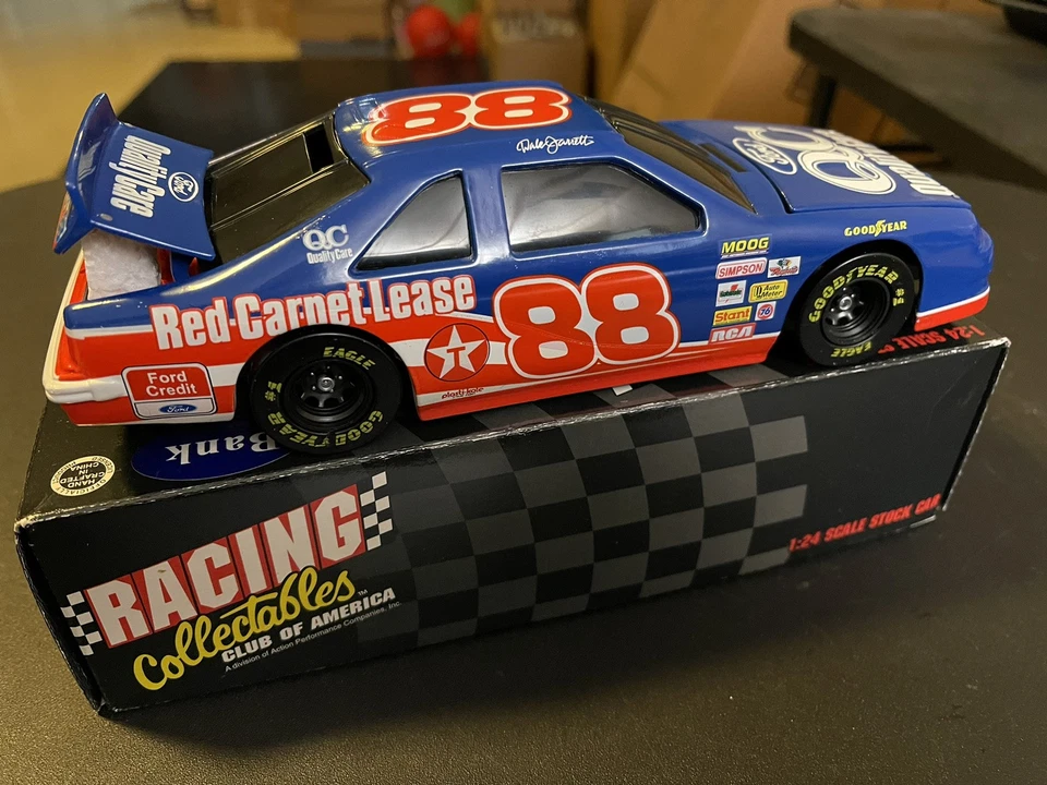 RCCA 1996 - #88 Dale Jarrett - Ford Quality Care - Banco diecast escala 1/24 Foto 2 de 4