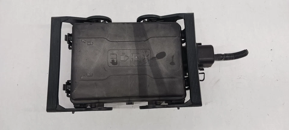 Caja de fusibles de motor Chevrolet Silverado 1500 '14-'17 OEM ¡1 año como nuevo! Foto 2 de 4