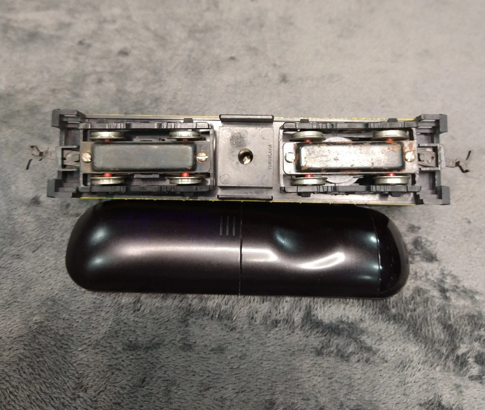 Model Power HO Scale ALCO 1000 HP Yard Switcher Dummy Locomotive Santa Fe #3415 - Image 2 of 4