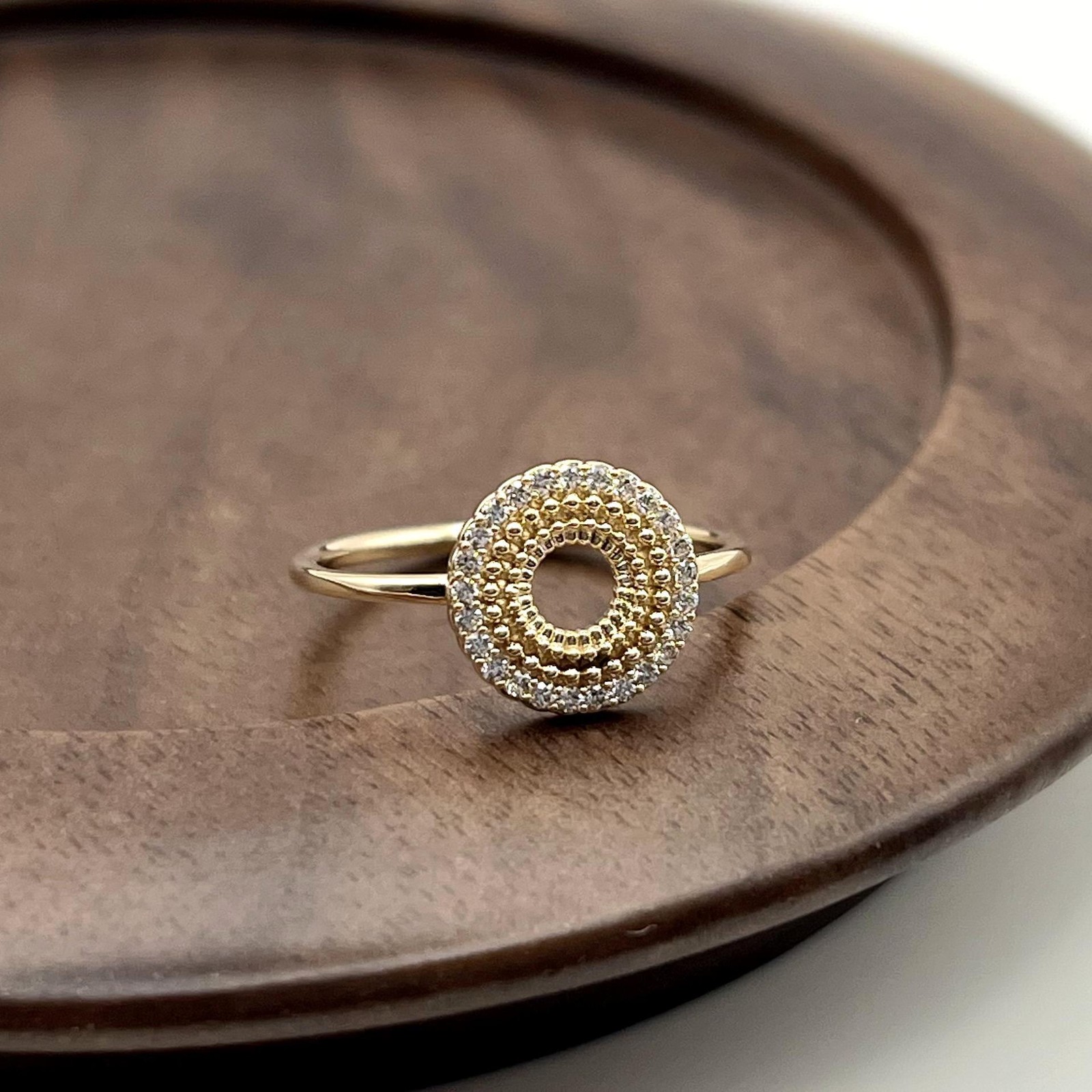 Bague pl-or motif cercle perlé oxydes T56 : bijou tendance pour femme