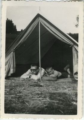 OLD PHOTO - VINTAGE SNAPSHOT - CAMPING FUNNY TENT 1949