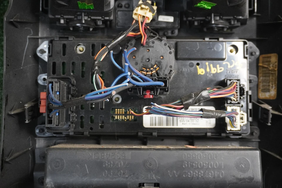 Dodge Grand Caravan 2008 2009 2010 tablero bisel peligro control de aire acondicionado OEM P55111805AJ Foto 3 de 4