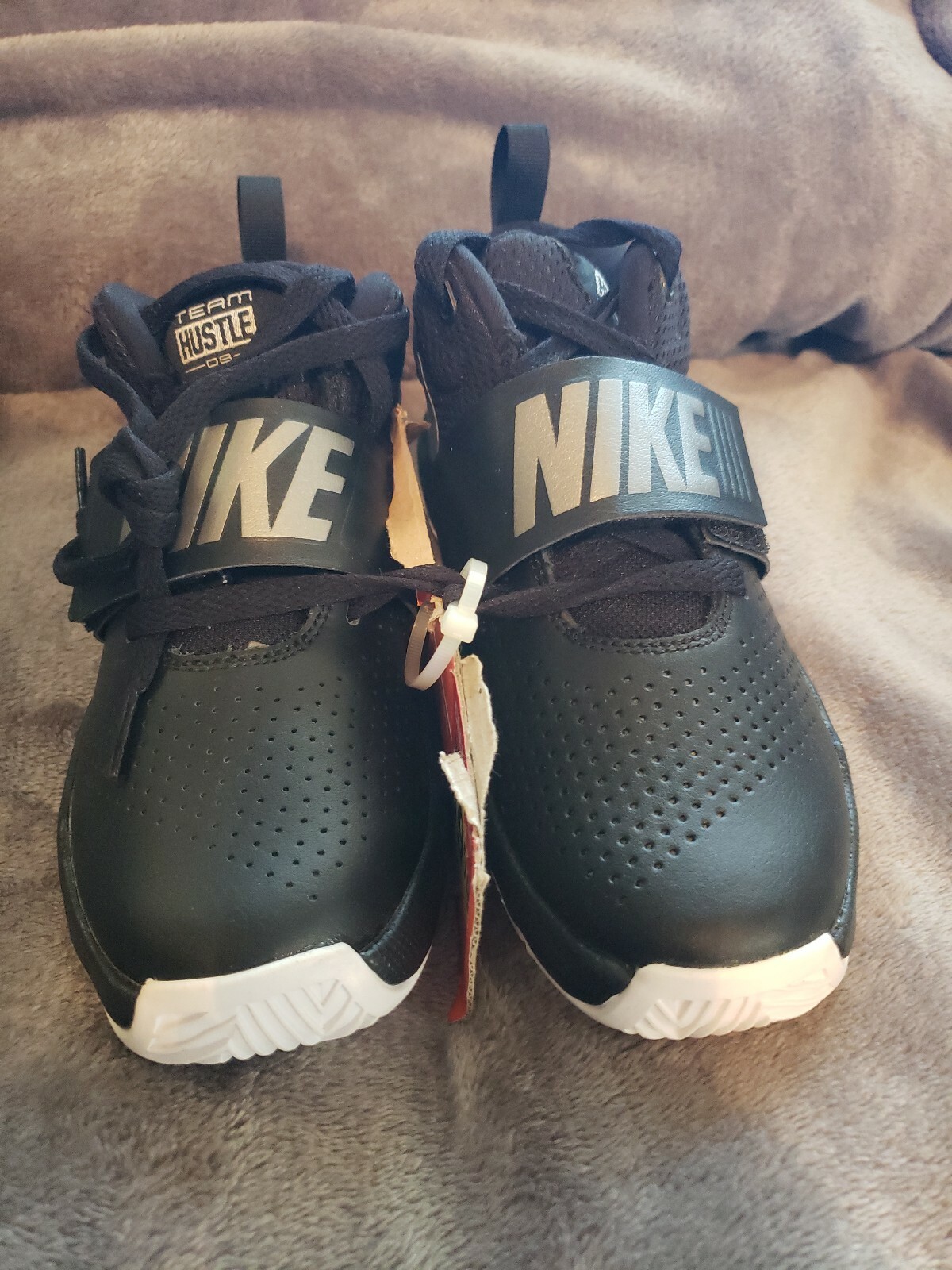 team hustle d8 youth basketball shoe