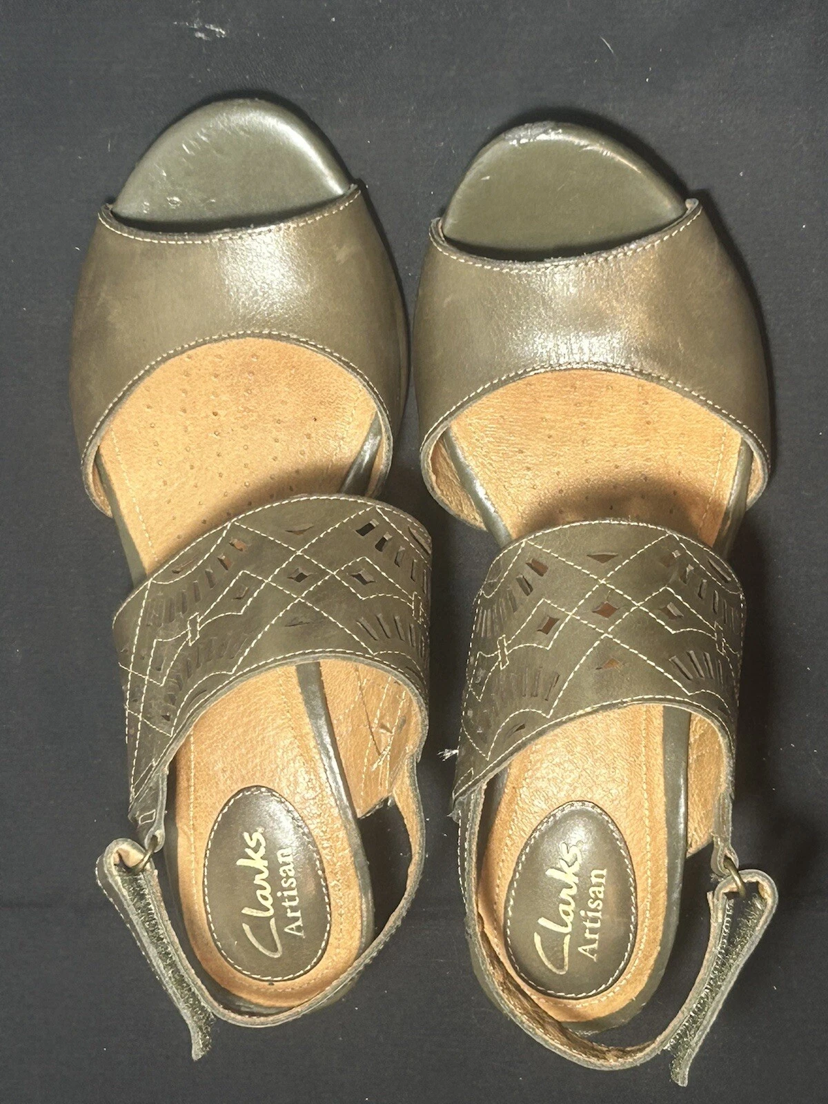 CLARKS Sandali punta aperta artigianali 7 5M cinturino alla caviglia con gancio e passante tacco salvia