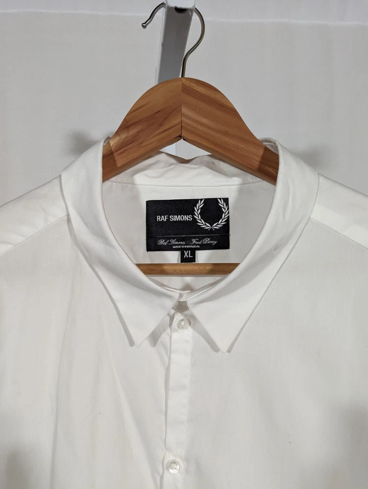 Camisa Fred Perry x Raf Simons Blanca Bordada Logo Blanca Grande Mínima XL  Foto 4 de 4