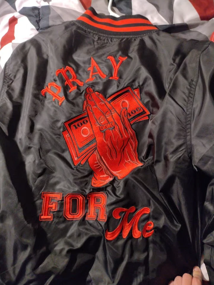 Chaqueta Universitaria DGK Pray for Me Talla Mediana Rara Negra y Roja Logo Bordado Foto 4 de 4