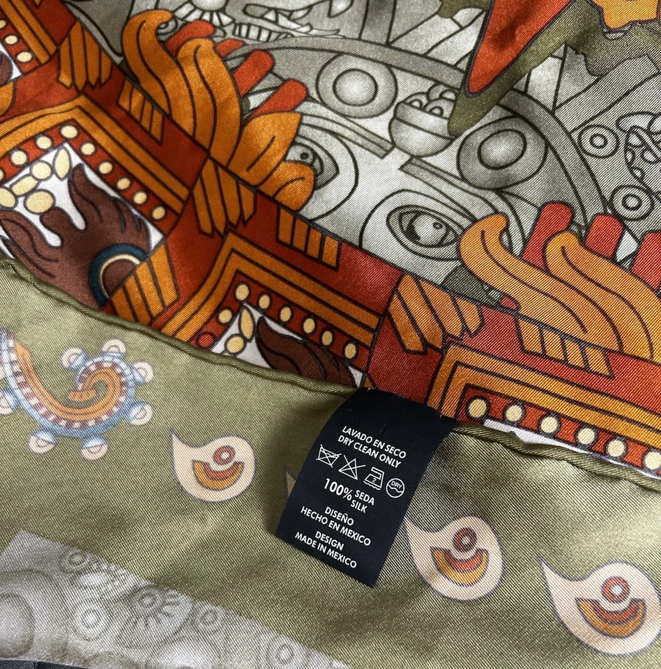 "Bufanda de seda con estampado de sol azteca Pineda Covalin 34"" cuadrada verde hecha en Corea" Foto 3 de 4