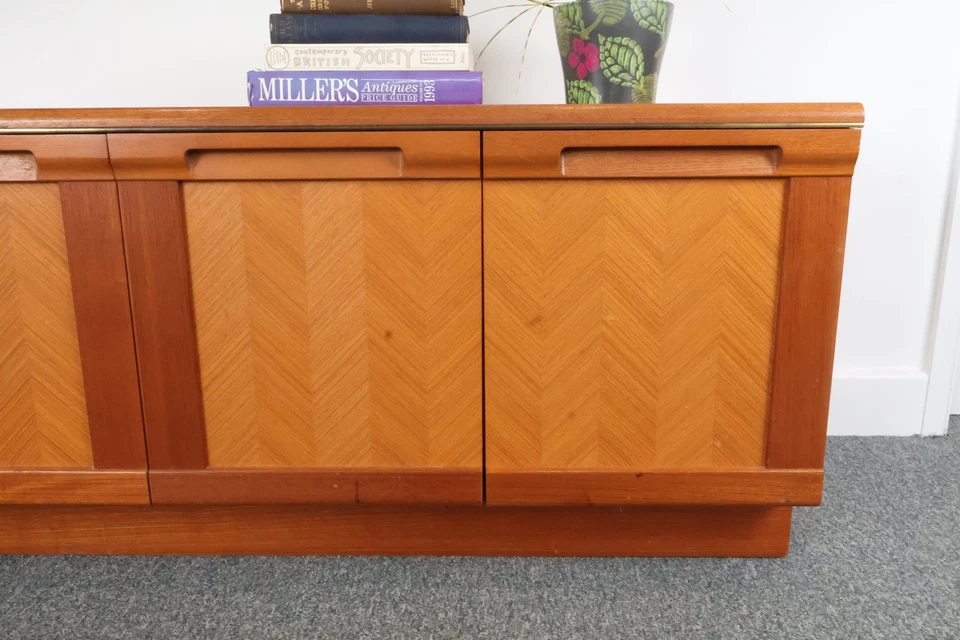 Aparador/unidad multimedia retro vintage de teca G Plan mediados de siglo entrega gratuita en el Reino Unido 🚚 Foto 4 de 4