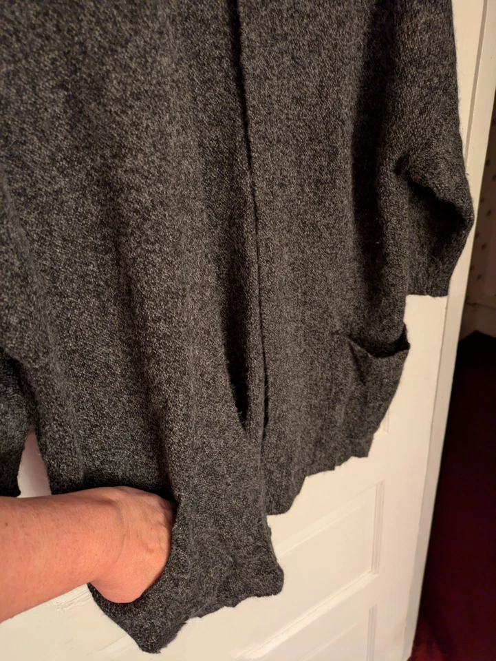 Cardigã Peruano Connection frente aberta bolsos cinza urze manga média 3/4 - Imagem 3 de 4