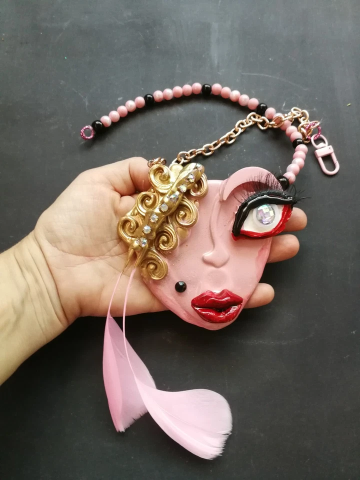 Cabeza de Muñeca Joyería Collar Colgante Minimalista Brutalista Modernista Mujer Cara Babero Foto 4 de 4