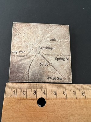Broche Vintage Signée Et Numérotée 12/489 - Argenté, Métal, Thème Carte - Occasion
