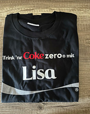 Coca-Cola schwarzes T-Shirt mit Aufdruck &bdquo;Drink 'ne Coke Zero mit Lisa&ldquo;