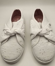OshKosh B'gosh Girls White Floral Eyelet Bow Slip-On Round Toe Flat Shoes