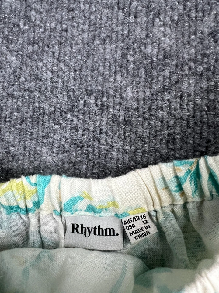 Maxi falda para mujer Rhythm Lola a cuadros en capas 12 blanca floral acampanada abertura lateral Foto 2 de 4