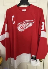 Mitchell & Ness 2XL Gordie Howe Mr. Hockey 1960-61 Detroit Red Wings Home Jersey