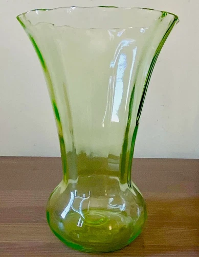 Vintage Anchor Hocking Uranium Glass Optic Flared Vase 16-Rib Scalloped Rim 10”H