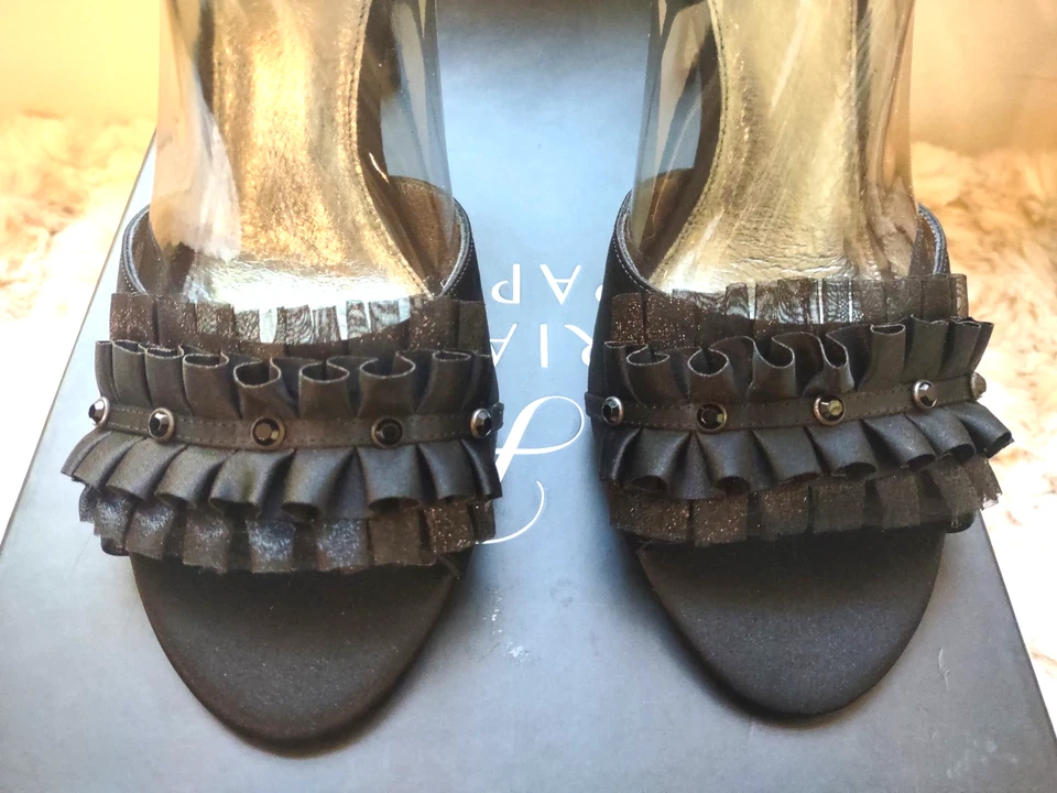 Adrianna Papell 10 Alcott Negro Satinado PeepToe Pump Embellecido Correa de Tobillo Foto 4 de 4