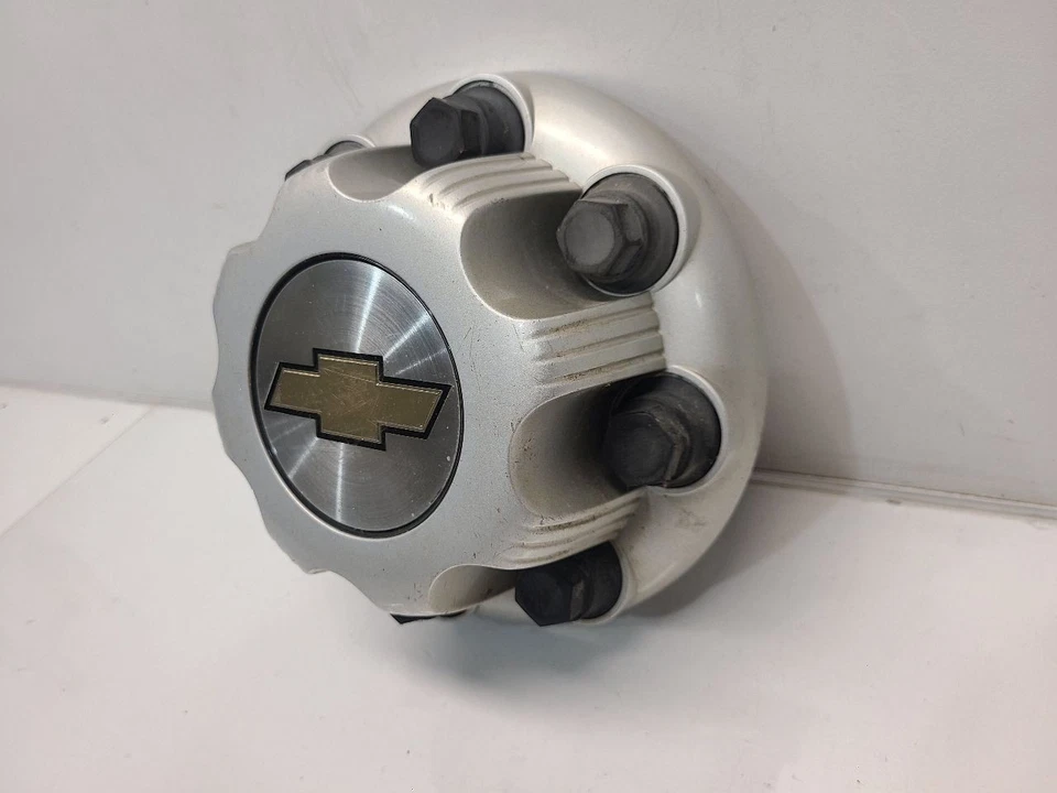 2004 Chevrolet Silverado 2500 Wheel Center Cap - 8 Lug / Silver PN: 15052378 - Image 3 of 4