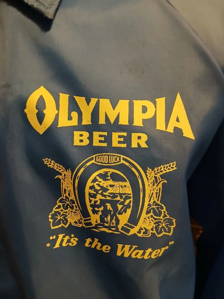 Jaqueta Snap Windbreaker Vintage 1980s Olympia Beer "It's The Water" Azul Grande - Imagem 4 de 4