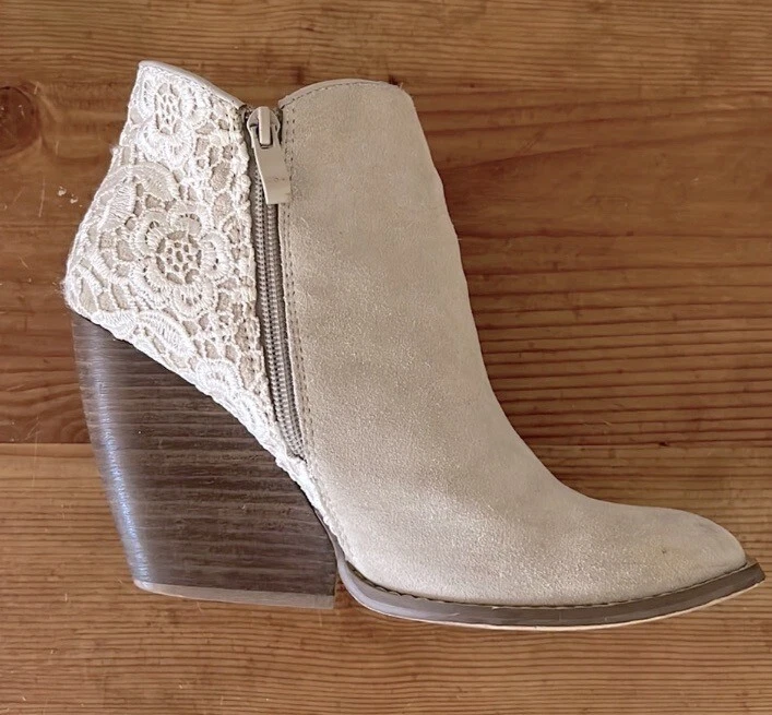 Botinhas de renda e camurça muito voláteis 8,5 - Imagem 2 de 4