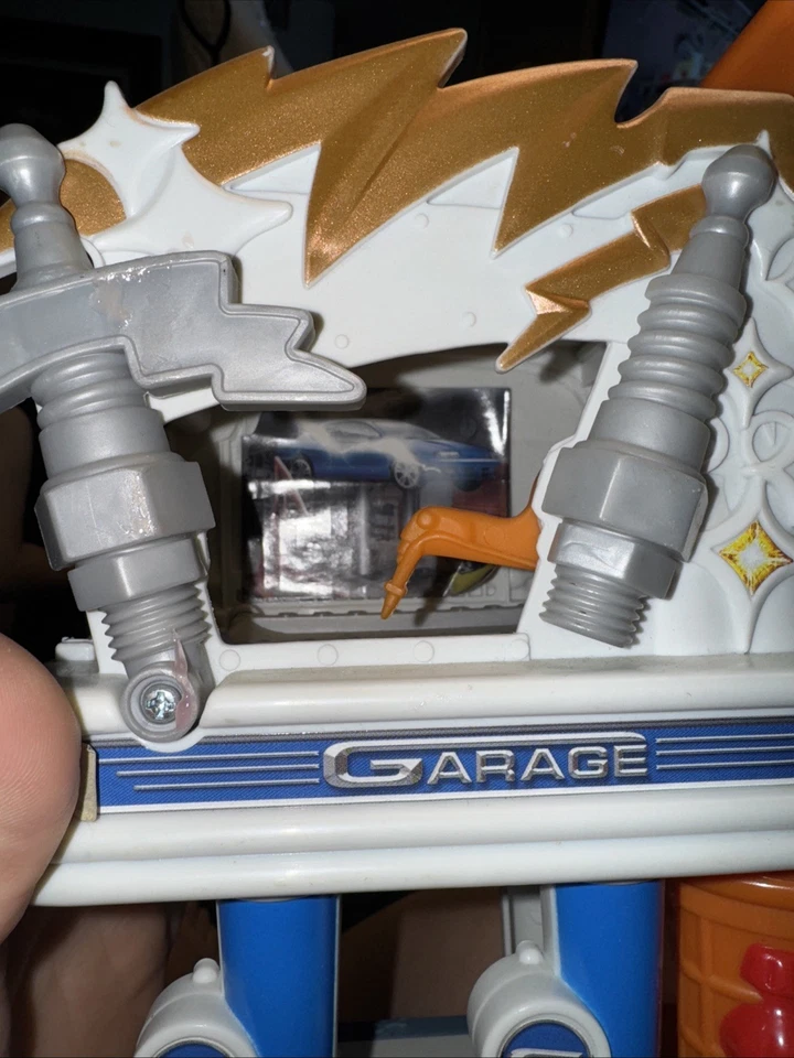 Matchbox Garage Adventure Playset 2004 Elevator Tri-level Gas Station / Workshop - Image 2 of 4