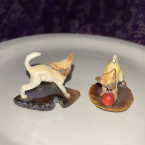 Lot of 2 Vintage Miniature Siamese Cats Plastic Figurine Dollhouse Kitten w/Yarn