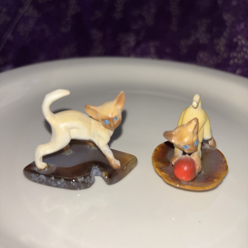 Lot of 2 Vintage Miniature Siamese Cats Plastic Figurine Dollhouse Kitten w/Yarn