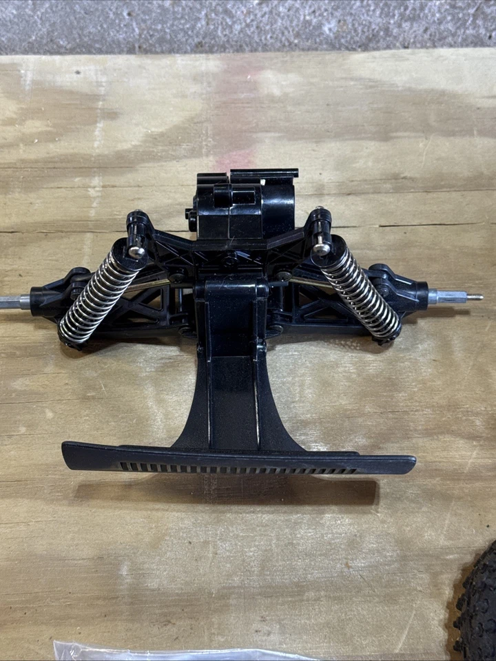 Lote de piezas Radio Shack. Neumáticos, juego de amortiguadores y carcasa de parachoques. Foto 4 de 4