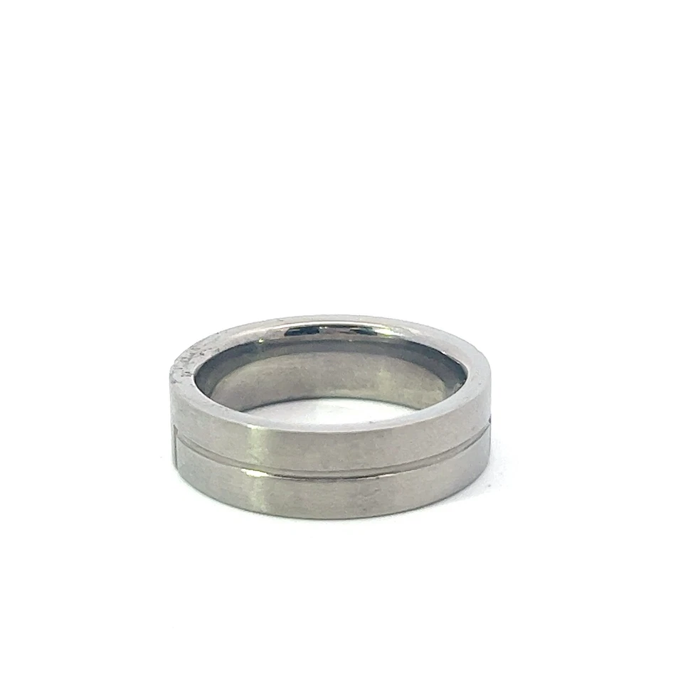 Anillo de banda de titanio de 0,08 quilates con detalles de diamantes de 7 mm para hombre Foto 3 de 4