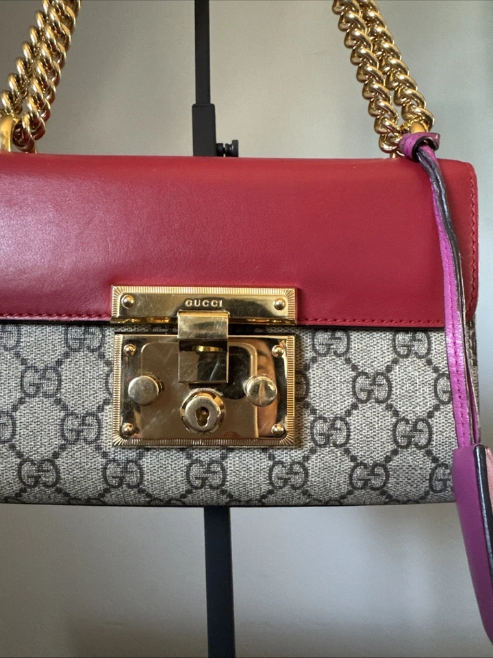 Bolso de Hombro Gucci Lona Recubierta Candado GG y Cuero Pequeño Rojo y Rosa Foto 2 de 4
