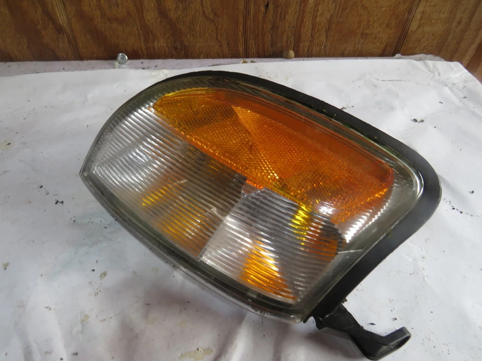 Nissan Frontier 2000 luz marcadora delantera pasajero derecho rh r Foto 2 de 4