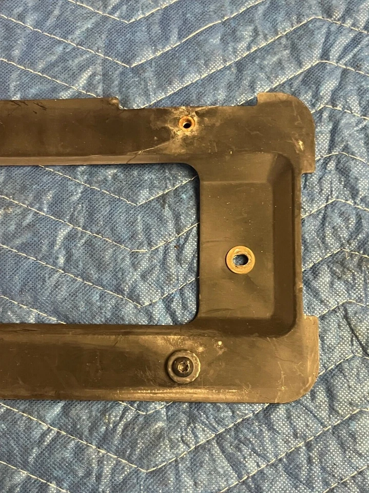 🚘 1999-2018 宝马原始设备制造商前置发动机许可证板支架标签 7160607 — 第 3/4 张图片