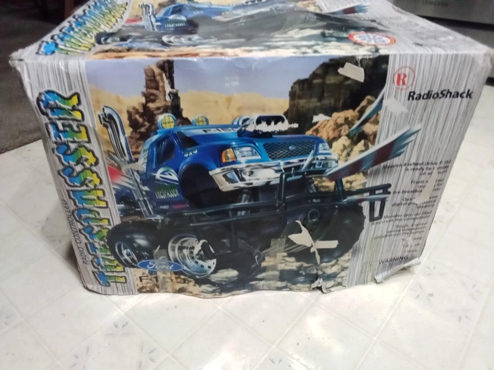 Camión de colección Radio Shack Trespasser 4x4 F-150 doble motor 4x4 escala 1/8  Foto 2 de 4
