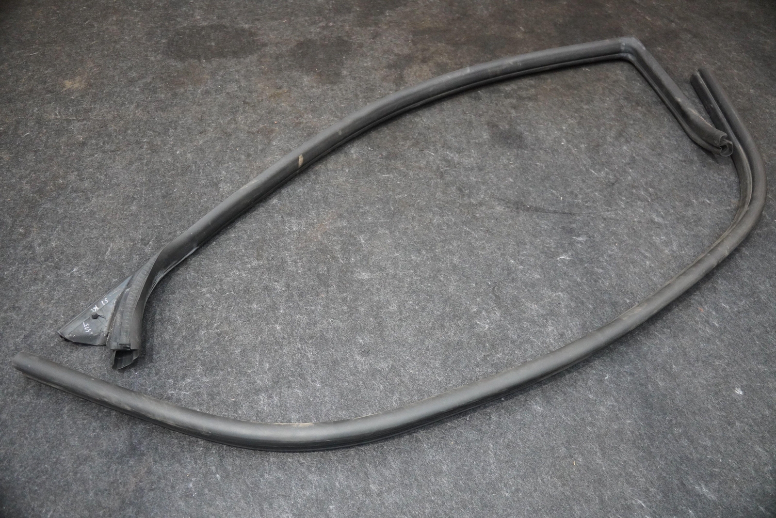Right Door Weather Strip Seal Rubber Gasket 84087600 Ferrari 488 Challenge 2018