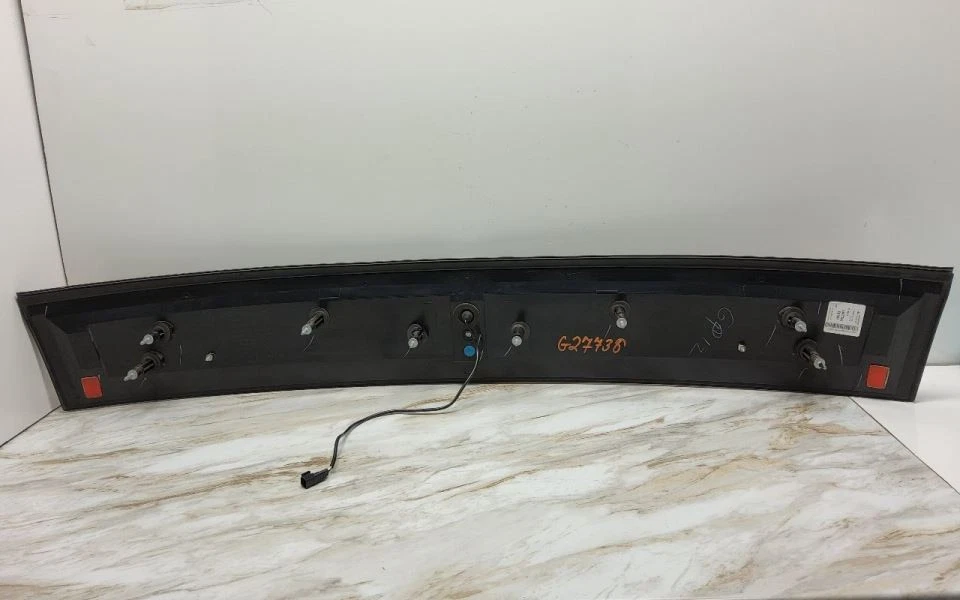 2007 - 2010 LINCOLN MKX TRUNK TAILGATE TRIM BEZEL MOULDING CENTER 3RD BRAKE LAMP - Image 2 of 3