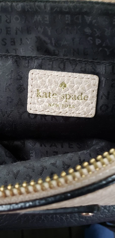 Bandolera Kate Spade Cuero Guijarro Negro y Tostado con Tachuelas Cuero Logo Etiqueta Foto 2 de 4