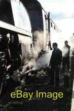 Photo 6x4 Preparing to uncouple - Loughborough Station A crew member is a c2012
