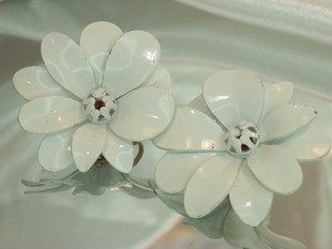 趣味大米白色珐琅花老式70 S 经典夹耳环509my0 Ebay