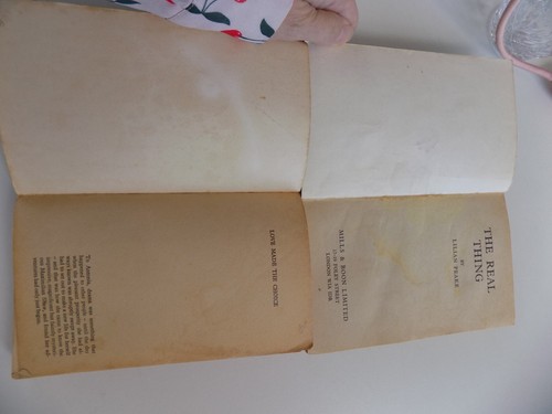 2 Vintage Mills & Boon Romance Paperback Books - Picture 3 of 6