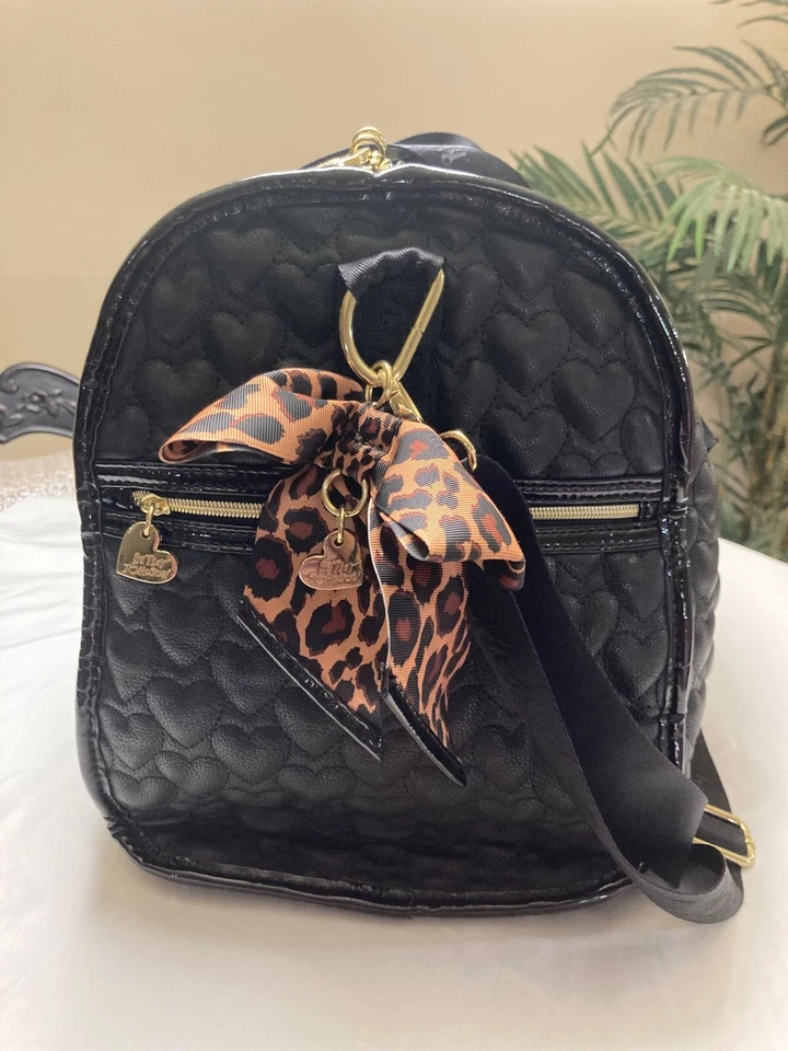 Betsey Johnson | Bolso de Lona de Fin de Semana Acolchado Negro con Acento de Leopardo  Foto 3 de 4