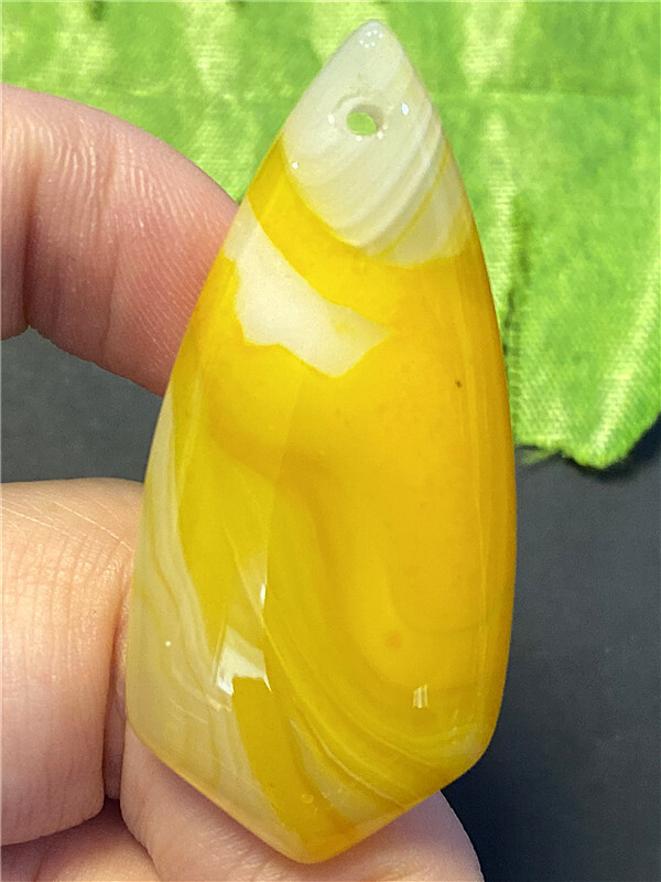 KU38604 47x21x6mm Yellow/white Stripes Agate Shield Pendant Bead