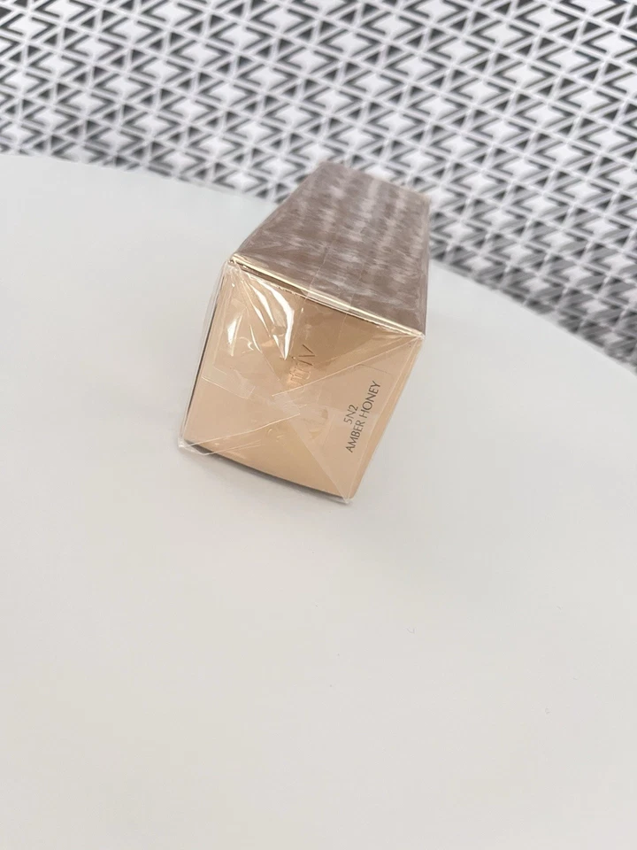 5N2 Amber hone y~ Estee Lauder Re-Nutriv Ultra Radiance Liquid Makeup SPF 20, 1o - Image 2 of 3