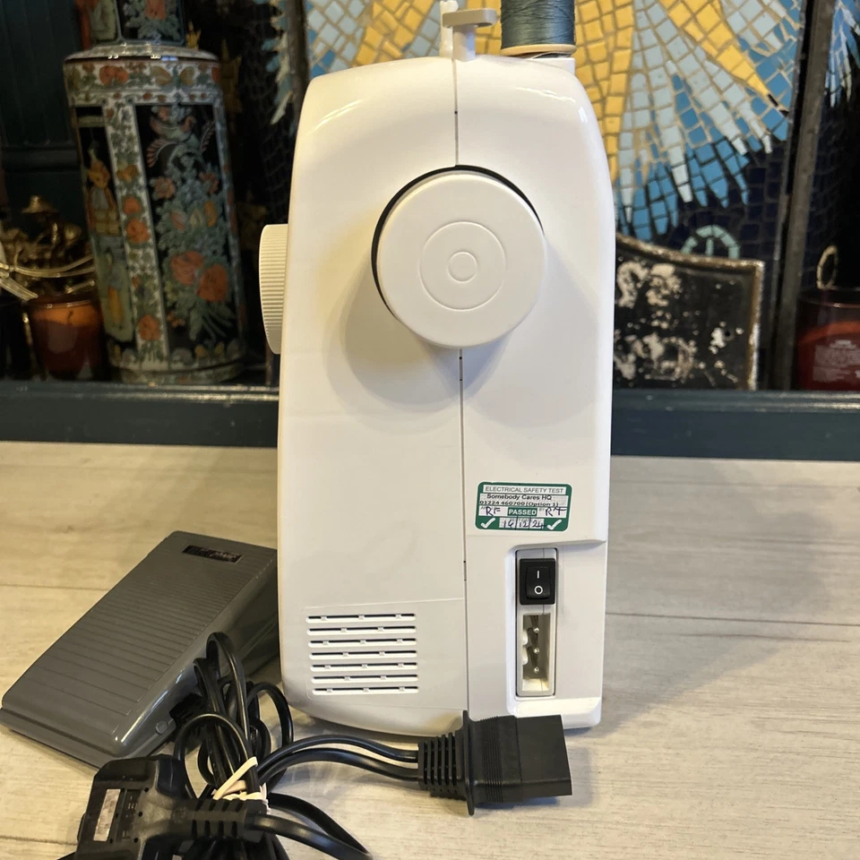 Brother LS14S Nähmaschine mit Metallgehäuse, 43,9 x 18,9 x 36 cm weiß - Bild 4 von 4