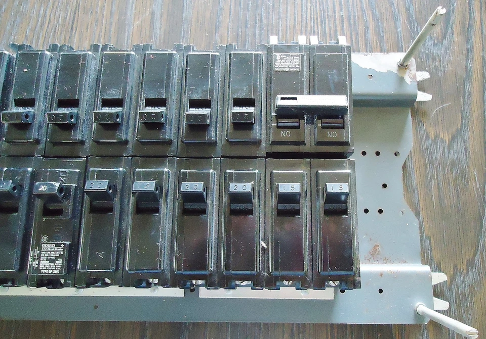 CIRCUIT BREAKER PANEL W/17 BREAKERS: 40A, 2 30A, 10 20A & 4 15A. KD25, H413, - Image 3 of 4