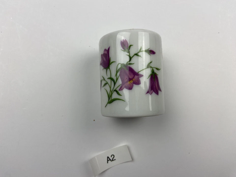 Candelabro de porcelana hecho en Alemania Occidental con flores púrpuras, 2" de alto pequeño Foto 3 de 4