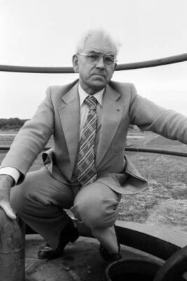 Louis Maubeuge Discovers Oil Reservoir Forcelles-saint-gorgo 1979 Old Photo 3