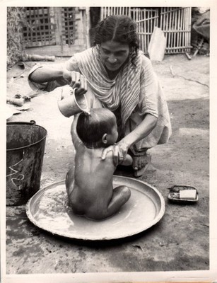 Pakistani woman - baby outdoors (1960)   Vintage Press Photo 1043K