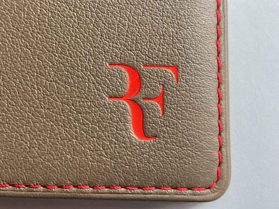 Roger Federer 粉底 RF 皮革钱包 - 2013 RFF 商店 - 棕色带红色盒 — 第 3/4 张图片